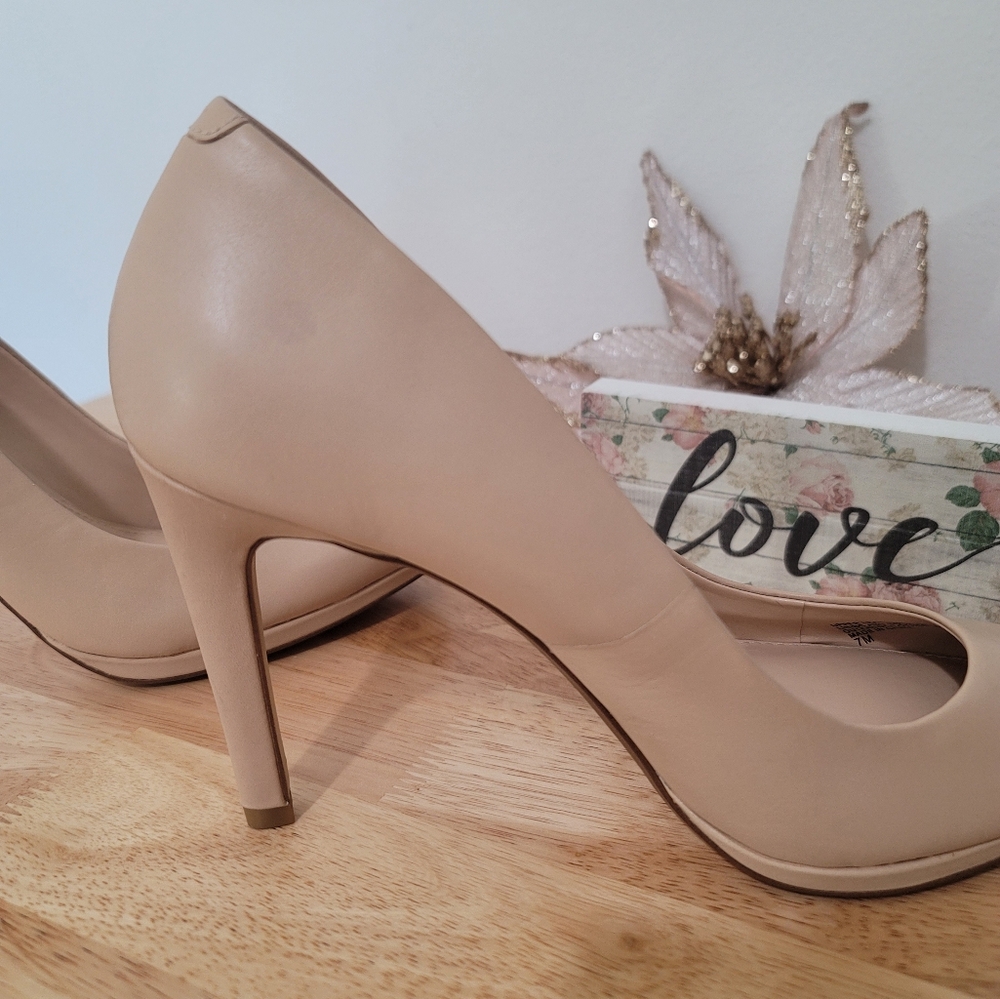 Bannana Republic Cream Stilettos size 7. With a 4 inch heel. Very crisp. - Picture 11 of 17